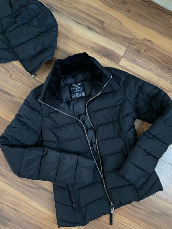 Abercrombie & Fitch Jackets & Blazers - Abercrombie and Fitch Black Women's Quilted Puffer Jacket Faux Fur Collar XS